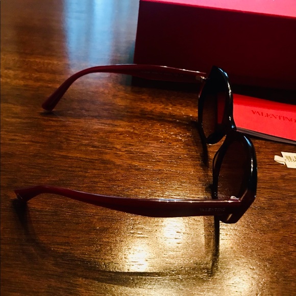 Beautiful authentic Valentino Burgandy Tortoise Shell Sunglasses-New in Box - Picture 11 of 16